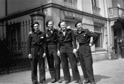 818825 Afbeelding van een groepje militairen voor het huis Maliebaan 18 te Utrecht.